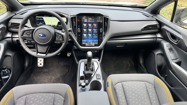 Un aperçu du tableau de bord de Crosstrek Hybrid montrant ses écrans et ses sièges en tissu