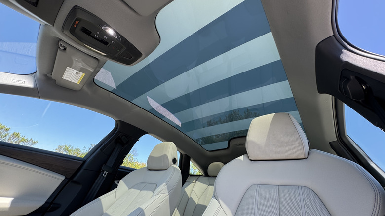 Un look sur le toit en verre électrochromique de l'A6 avec des rayures de verre givré