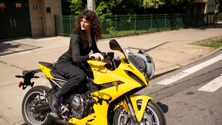 Amber sur sa Suzuki GSX-8r dans un haut de la moto Pando et un jean