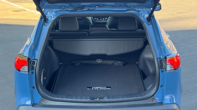 Un regard dans le coffre d'un hybride Blue 2026 Toyota Corolla Cross garé dans un parking