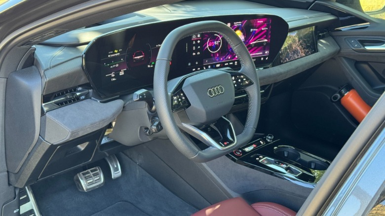 Un regard sur le tableau de bord S6 Sportback E-tron