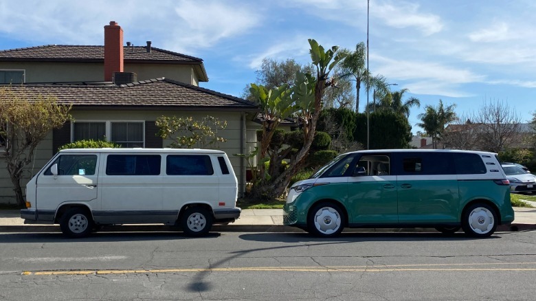 Un vw van blanc garé devant le buzz vert et blanc