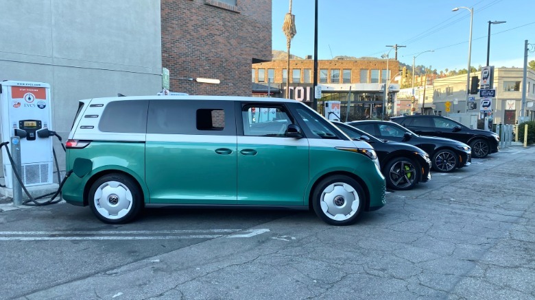 Le buzz vert et blanc s'est garé dans un chargeur EV