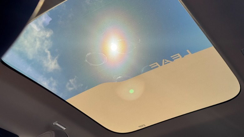 Un regard sur le toit en verre panoramique de la feuille le montrant à mi-chemin opaque avec l'insigne de feuille montrant