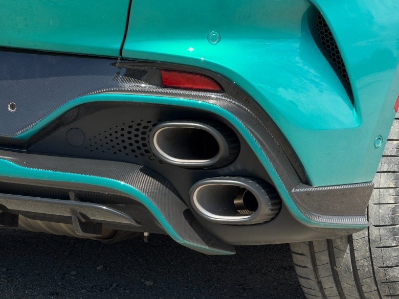 Échappement d'un Aston Martin DBX 2026
