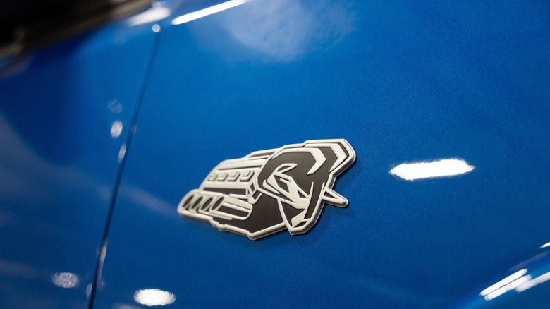 Un gros plan de l'insigne de protestation Hemi sur un corps de camion bleu