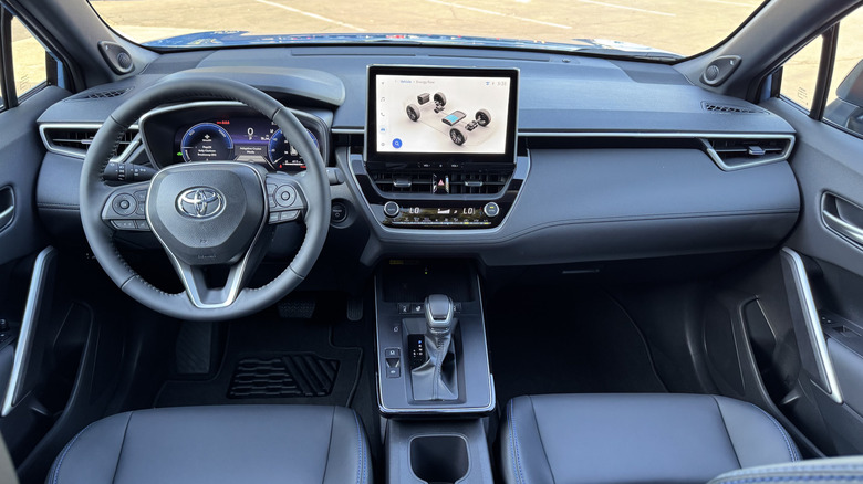 Un aperçu du tableau de bord du Corolla Cross Hybrid 2026 et de son nouvel écran d'infodivertissement plus grand