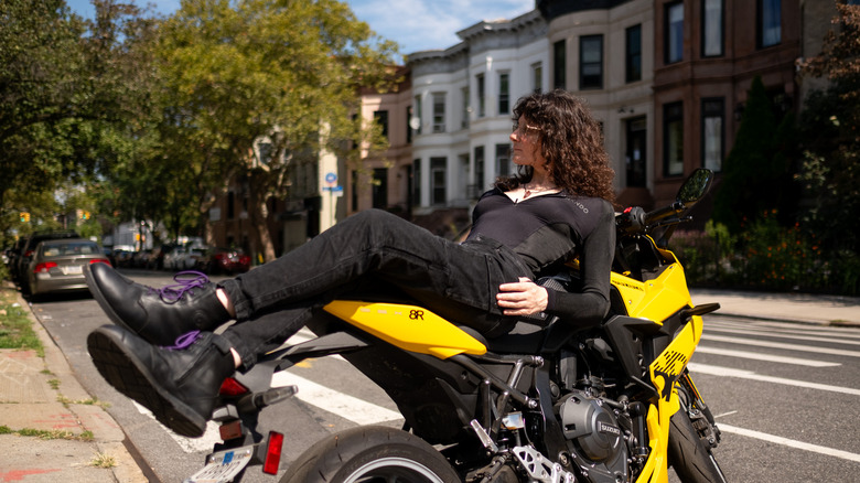 Amber sur sa Suzuki GSX-8r dans un haut de la moto Pando et un jean