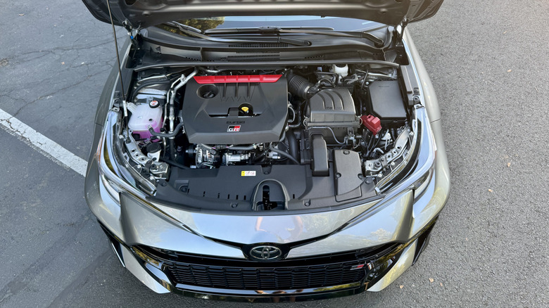 Une photo aérienne du baie moteur d'une Corolla Silver GR dans un parking