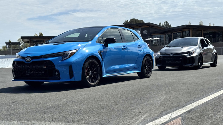 Une vue avant des trois quarts d'une corolla Blue GR garée devant une argent sur sonoma