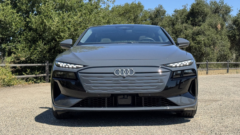 Coupure frontale d'un e-tron gris A6 avec ses drls sur