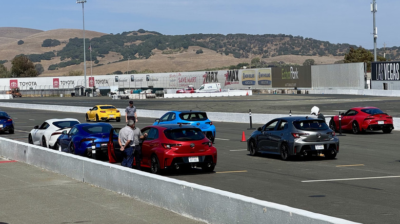 Une photo derrière la gamme de plusieurs Corollas GR différentes, GR Supras et GR86 se sont garés sur la grille de Sonoma Raceway