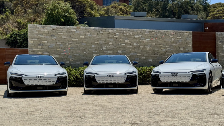 Trois e-trons de S6 Sportback blancs de l'avant