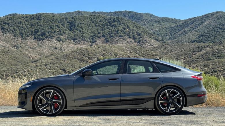 Vue latérale d'un S6 e-tron gris devant les montagnes